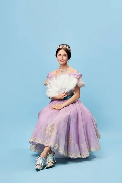 Stylizacja Piękna Urocza Dziewczyna Nosi Liliowy Kolor Średniowiecznej Sukienki Jako — Zdjęcie stockowe