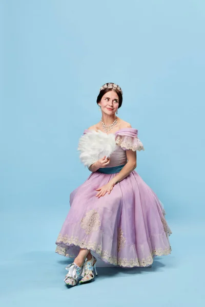 Nieśmiałość Piękna Urocza Dziewczyna Nosi Liliowy Kolor Średniowiecznej Sukienki Jako — Zdjęcie stockowe