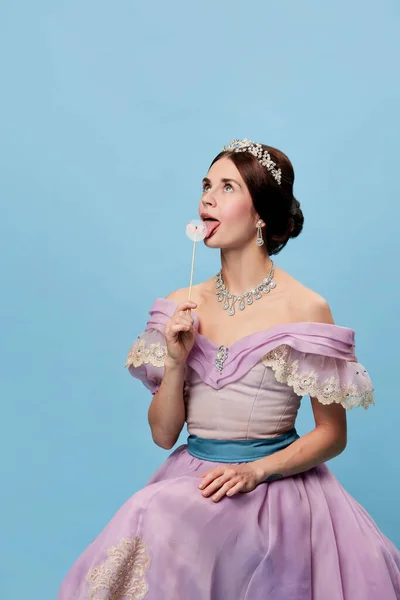 위츠요 라일락 드레스를 관능적 여자의 여왕이나 공주가 롤리팝을 맛보는 아름다움 — 스톡 사진