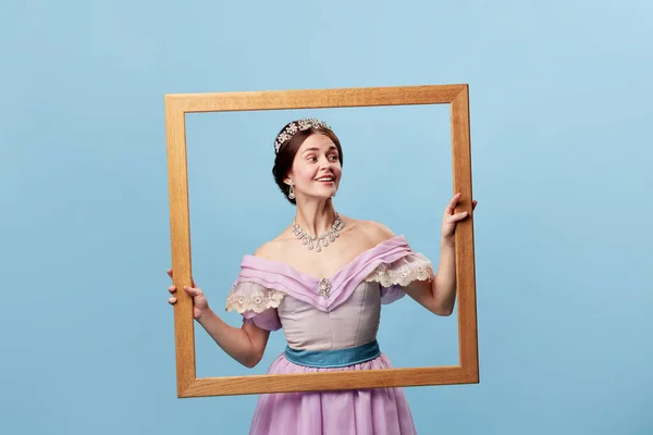 Retrato Través Marco Imagen Mujer Sonriente Actriz Vestida Con Princesa —  Fotos de Stock