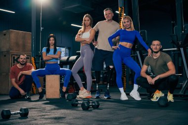 Genç, sportif ve motive. Spor yapan bir grup genç arkadaş, spor salonunda antrenman yapıyorlar. Vücut ağırlığı egzersizleri. Sağlık, spor yaşam tarzı, spor anlayışı, güzellik, vücut bakımı, sağlık