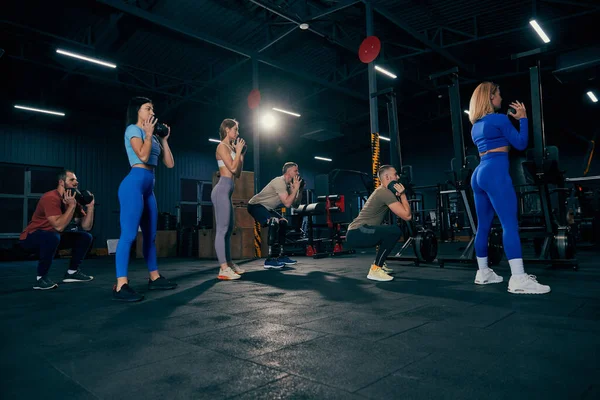 Gruppträning Sportiv Ungdom Muskulösa Män Och Kvinnor Sportuniform Träning Gym — Stockfoto