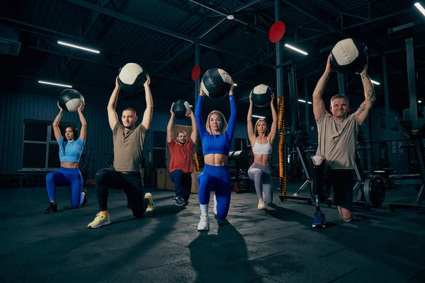 Grupo Jóvenes Haciendo Deporte Entrenamiento Gimnasio Deportivo Interiores Deporte Estilo — Foto de Stock