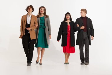 Beyaz stüdyo arka planında izole edilmiş dört zarif ortağın tam boy fotoğrafı. Genç retro adam, kadınlar. Yaşlılar, aile, aşk, bağbozumu, çift, yaşam tarzı, ilişki kavramı