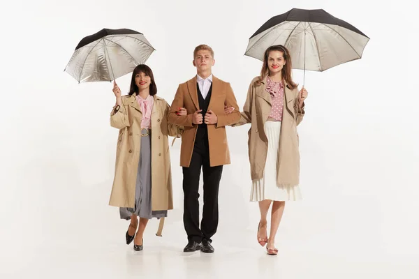 Jeune Homme Deux Femmes Avec Des Parapluies Dans Des Vêtements — Photo