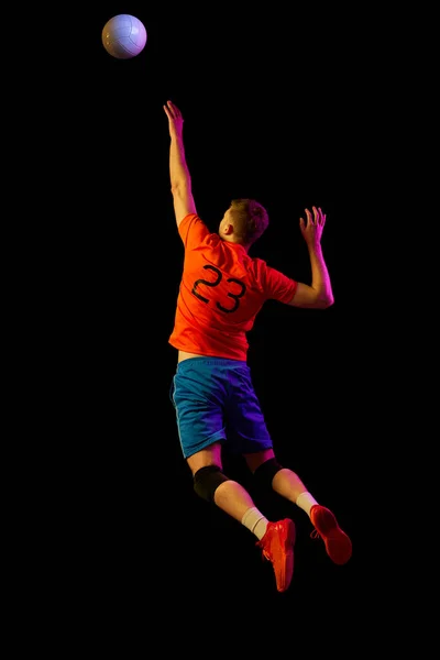 Energie Moc Sport Profesionální Volejbalista Hrající Volejbal Izolovaný Tmavém Pozadí — Stock fotografie