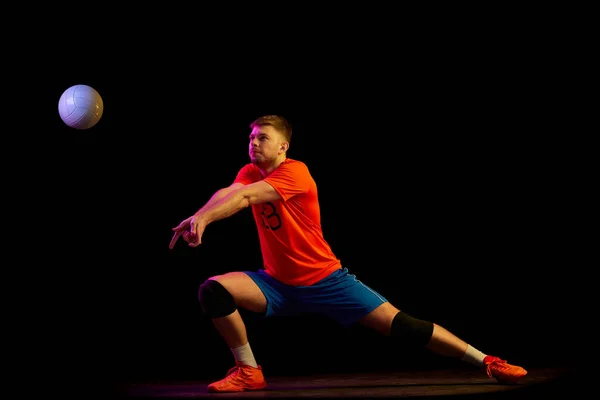 Energie Macht Sport Professionele Volleybalspeler Die Volleybal Speelt Geïsoleerd Donkere — Stockfoto