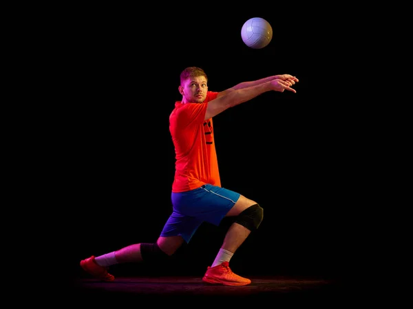 Dynamisch Portret Van Mannelijke Volleybal Speler Training Met Bal Geïsoleerd — Stockfoto