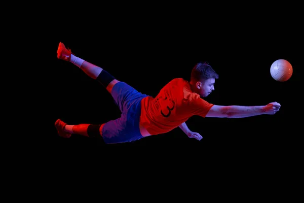 Vlucht Jongeman Professionele Volleybalspeler Sportuniform Jump Met Bal Geïsoleerd Donkere — Stockfoto