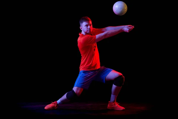 Energie Macht Sport Professionele Volleybalspeler Die Volleybal Speelt Geïsoleerd Donkere — Stockfoto