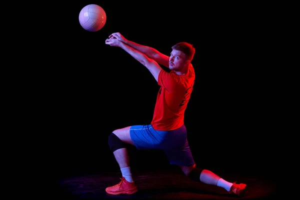 Dynamisches Porträt Eines Männlichen Volleyballspielers Beim Training Mit Ball Auf — Stockfoto