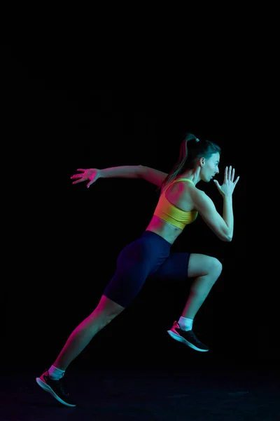 Retrato Jovem Mulher Esportiva Treinando Correndo Isolado Fundo Escuro Luz — Fotografia de Stock