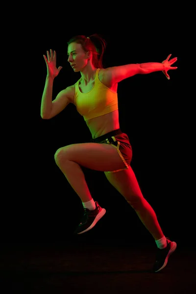 Retrato Jovem Mulher Esportiva Treinando Correndo Isolado Fundo Escuro Luz — Fotografia de Stock