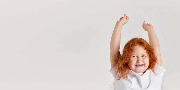 Štěstí Vzrušená Holčička Dítě Radostně Křičící Zvedající Ruce Nad Bílé — Stock fotografie