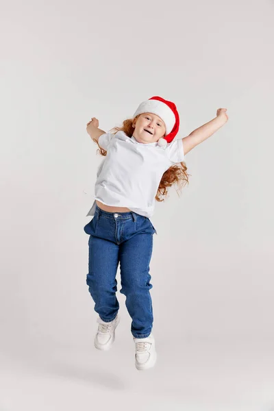 Boże Narodzenie Podniecona Uczennica Wieku Szkolnym Dzieciak Białej Koszulce Dżinsy — Zdjęcie stockowe