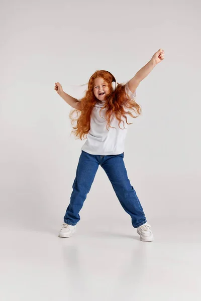Χόρεψε Χαρούμενο Κοριτσάκι Παιδί Λευκό Μπλουζάκι Και Τζιν Ακούγοντας Μουσική — Φωτογραφία Αρχείου
