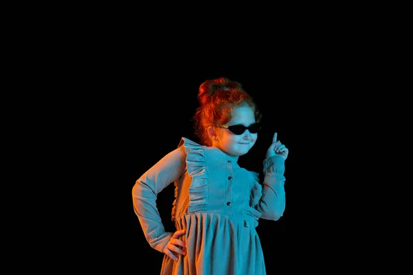 小时尚主义者 穿着节日服装的可爱红头发小女孩的肖像 在霓虹灯下在黑暗的背景下表现出不同的情感 孩子的情绪 面部表情 — 图库照片