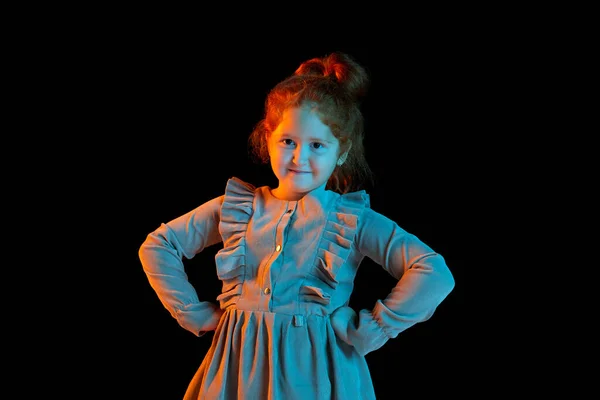 穿着节日服装的可爱红头发小女孩的半身肖像 在霓虹灯下在黑暗的背景下表现出不同的情感 孩子的情绪 面部表情 — 图库照片