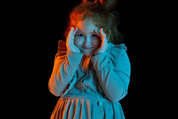 Ukryj Się Szukaj Zabawna Mała Dziewczynka Przedszkolu Nosząca Świąteczną Sukienkę — Zdjęcie stockowe