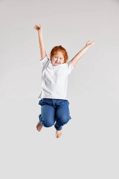 Šťastné Svátky Vzrušená Školačka Dítě Bílém Tričku Džínách Skákající Vysoko — Stock fotografie