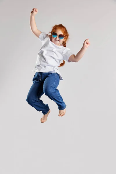 Que Delícia Menina Feliz Criança Shirt Branca Jeans Saltando Alto — Fotografia de Stock