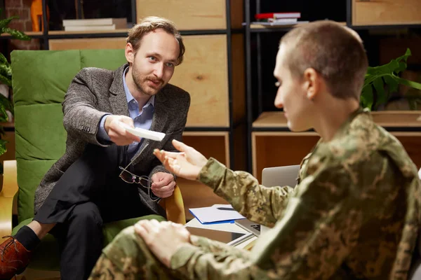 Militar Sesión Terapia Psicóloga Consulta Una Soldado Síndrome Postraumático Ayuda — Foto de Stock