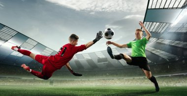 Sayı yapma anı. Akşam stadyumunda futbol maçı sırasında kapılarda uçan top yakalayan futbolcu. Spor, aksiyon, oyun, şampiyonluk. Yaratıcı kolaj