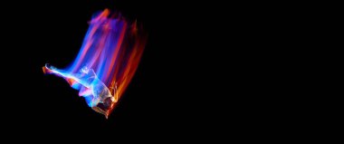 Havalanma. Bir uçan, zıplayan dansçı ya da jimnastikçi, siyah arka planda karışık neon ışınlar kullanarak havada numaralar yapıyor. Fantezi, siber punk, spor, moda. İlan için el ilanı, metin