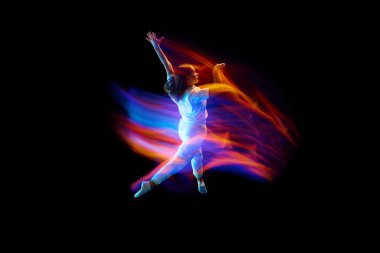 Beyaz spor elbiseli genç kızın yaratıcı dinamik portresi. Karanlık arka planda karışık neon ışığı altında parıldıyor. Sanat, arzu, müzik, moda. İlan için alanı kopyala