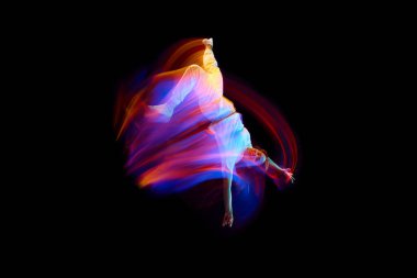 Yaratıcı dinamik atlet portresi, beyaz spor kıyafetleri içinde atlayan dansçı, karışık neon ışıkta karanlık arka planda uçan, ışıldayan. Sanat, arzu, müzik, moda. İlan için alanı kopyala