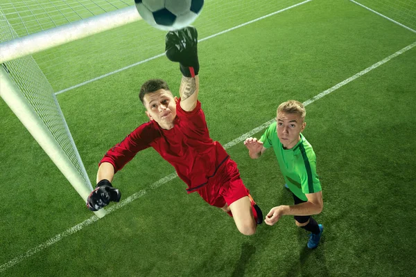 Voetbaldoelman Actie Voetbalstadion Doelman Slaat Bal Sprong Voor Poorten Sportcompetitie — Stockfoto