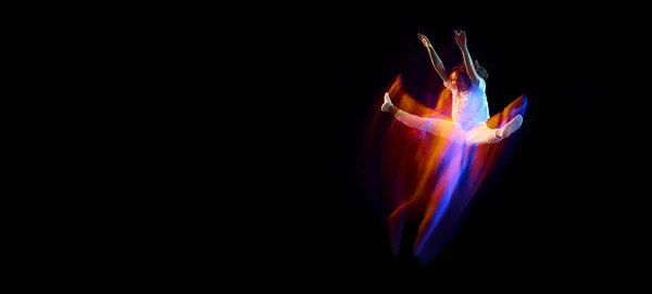 Творческий Динамичный Портрет Спортсмена Танцовщицы Белой Спортивной Одежде Прыгают Летают — стоковое фото
