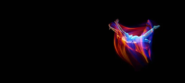 Левитация Один Летающий Прыгающий Танцор Гимнаст Выполняющий Трюки Воздухе Черном — стоковое фото
