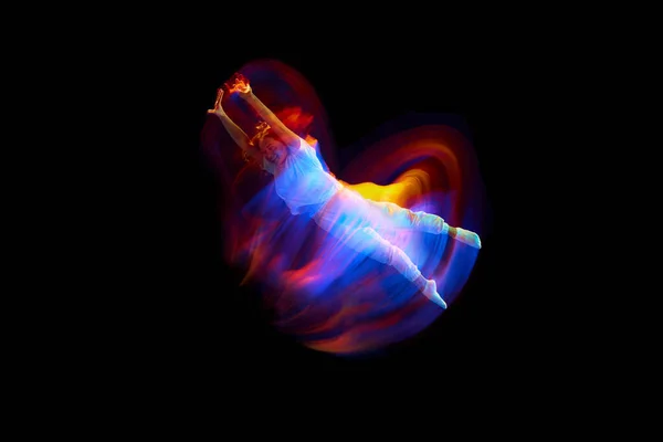 飞行者 跳跃的舞者或体操运动员 用混合的霓虹灯光芒在黑色背景的上空表演特技幻想 网络朋克 — 图库照片