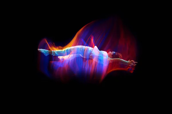 Tańcz Ruchu Studyjne Ujęcie Latającego Skaczącego Tancerza Lub Gimnastyka Wykonującego — Zdjęcie stockowe