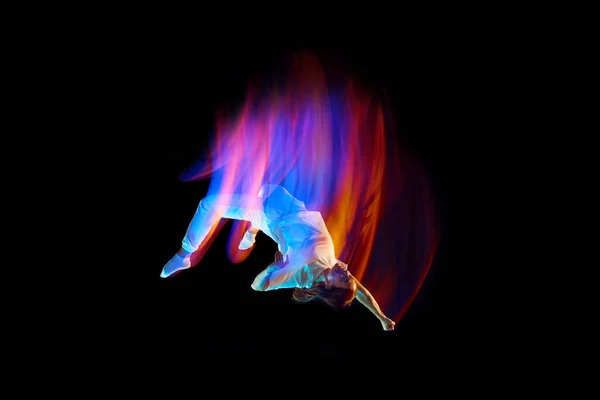 Творческий Динамичный Портрет Спортсмена Танцовщицы Белой Спортивной Одежде Прыгают Летают — стоковое фото
