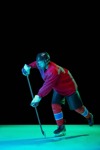 Contraataque Profesional Jugador Hockey Masculino Entrenando Uniforme Especial Con Casco — Foto de Stock