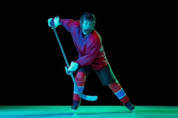 Entrenamiento Jugador Masculino Hockey Sobre Hielo Usando Jersey Hockey Uniforme — Foto de Stock
