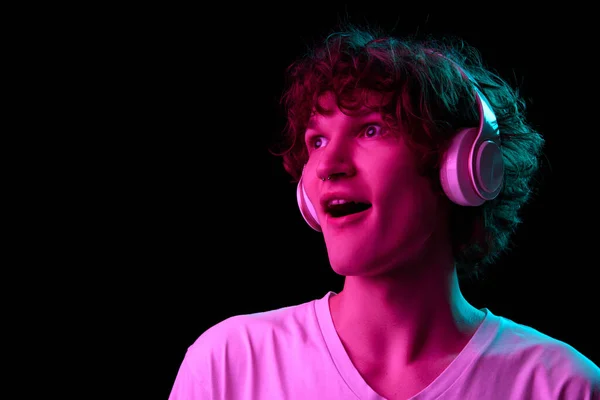Rockmusik Glad Ung Man Student Vit Tee Och Hörlurar Isolerade — Stockfoto