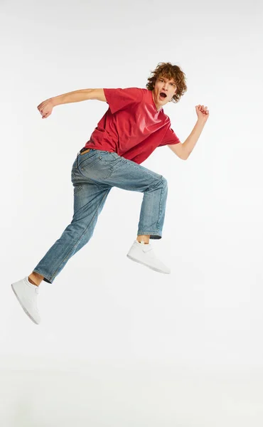 Полнометражный Портрет Взволнованного Молодого Человека Бегущего Танцующего Развлекающегося Белом Фоне — стоковое фото