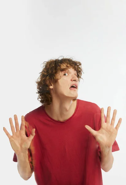 Ung Stilig Man Student Lutade Sig Mot Transparent Glas Isolerad — Stockfoto