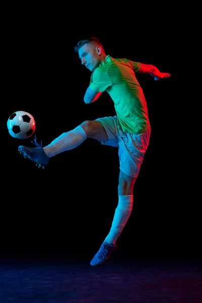 Objectivo Jovem Futebol Jogador Futebol Movimento Ação Com Bola Isolada — Fotografia de Stock
