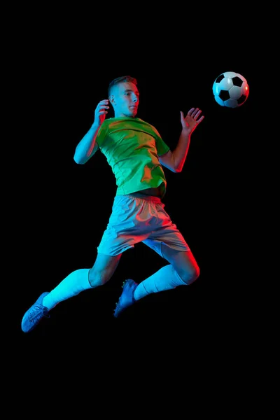 Skoki Kopnięcie Piłki Nożnej Dynamiczny Strzał Młodego Aktywnego Piłkarza Akcji — Zdjęcie stockowe