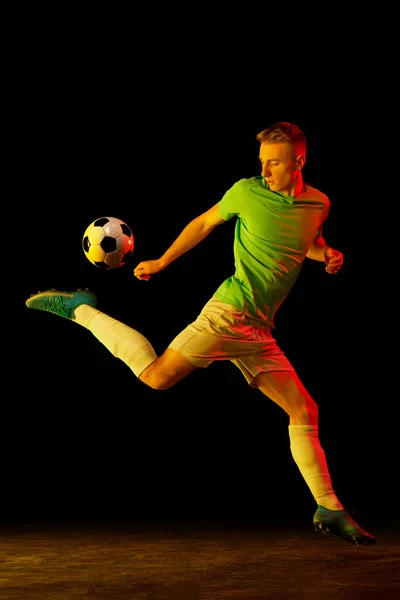 Desporto Acção Homem Jogador Futebol Profissional Treinando Com Bola Futebol — Fotografia de Stock
