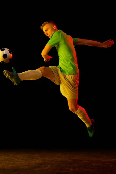 Kopanec Nohou Mladý Profesionální Fotbalista Pohybu Akce Izolované Tmavém Pozadí — Stock fotografie