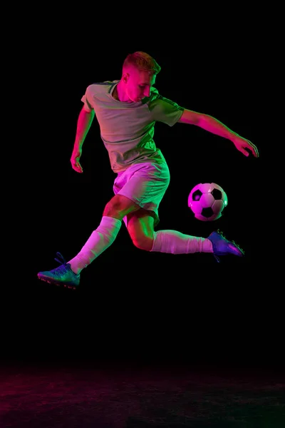 Studio Shot Van Professionele Voetballer Voetballen Geïsoleerd Donkere Achtergrond Neon — Stockfoto