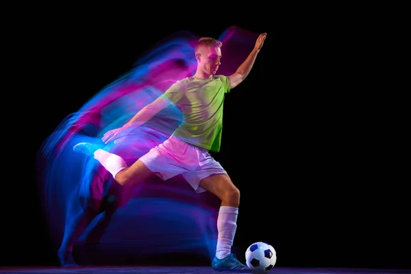 Springen Voetballen Schoppen Dynamisch Shot Van Jonge Actieve Voetballer Actie — Stockfoto