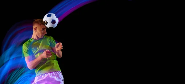 Studio Shot Van Professionele Voetballer Voetballen Geïsoleerd Donkere Achtergrond Neon — Stockfoto