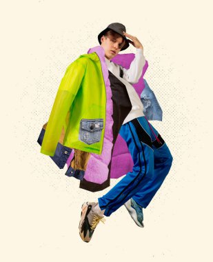 Alışverişten sonra ahbap. Farklı kıyafetler giyen, beyaz arka planda yalnız dans eden genç bir adam. Alışveriş bağımlılığı, Kara Cuma, harika satış konsepti. Modern sanat portresi