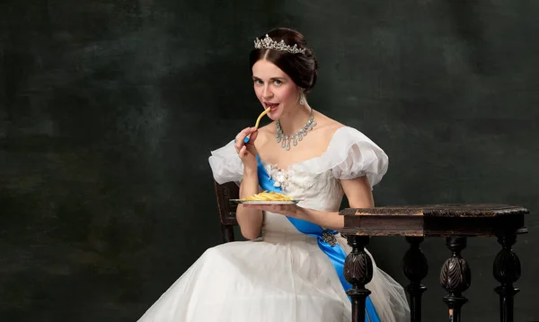 Ulubione Fast Foody Elegancka Kobieta Osoba Królewska Królowa Lub Księżniczka — Zdjęcie stockowe
